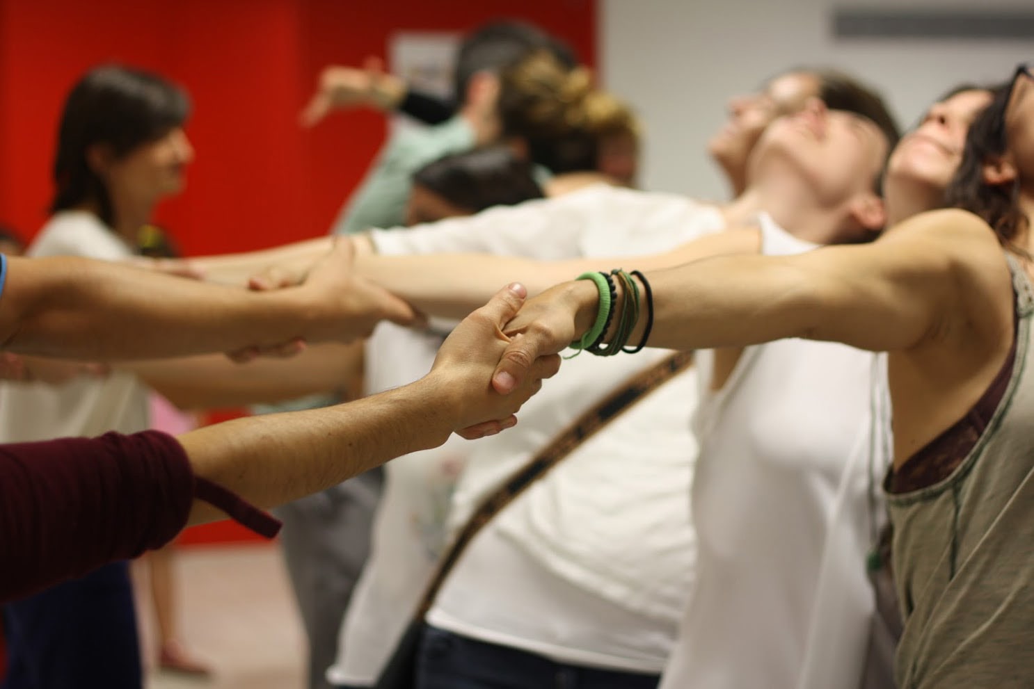 Personas agarradas de la mano en un acto simbólico de recuerdo a sus hijos - Duelo perinatal